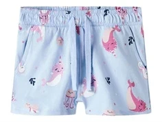 Lyseblå jersey shorts fra Name it med print af pink hvaler og andre havmotiver 113215112 chambray blue whales
